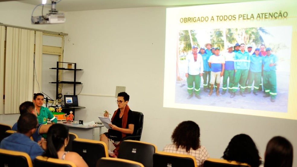 no trabalho defendido na uepb ednilson quis dar voz aos garis - Gari veste farda ao defender TCC na Paraíba sobre 'invisibilidade' da profissão: 'Ser a voz de tantos'