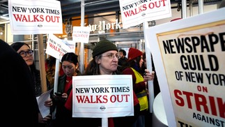 Funcionários do The New York Times saem do escritório para uma greve de 24 horas, na cidade de Nova York — Foto: TIMOTHY A. CLARY/AFP