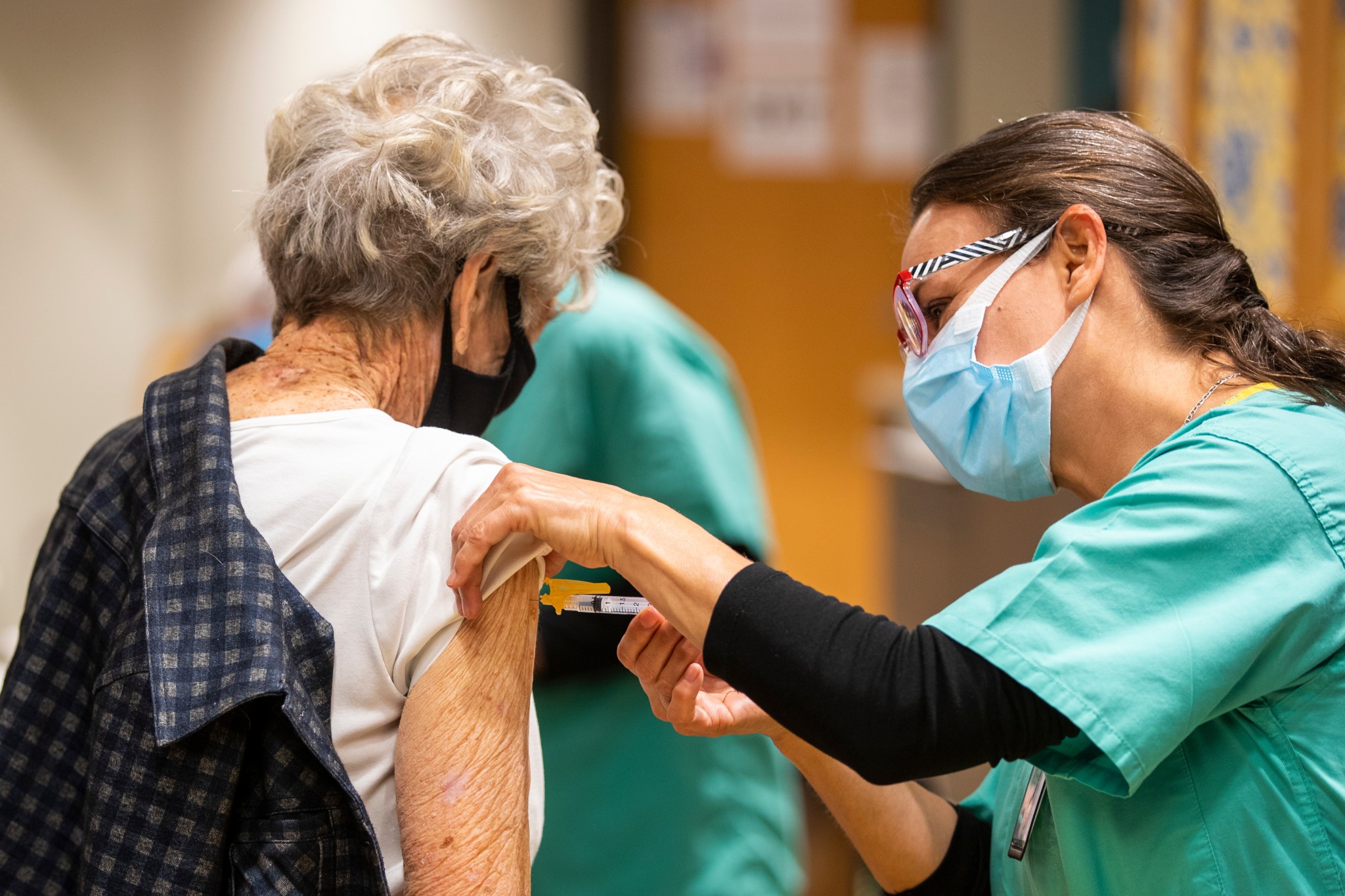 4ª dose da vacina contra Covid-19 foi administrada em pessoas com mais de 60 anos em Israel e as tornou três vezes mais resistentes a casos graves (Foto: Pima County )