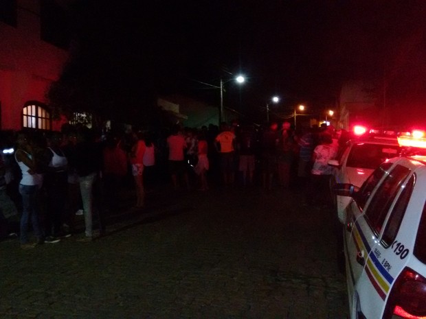 População em frente a delegacia de Polícia Civil em Carmo da Mata (Foto: Ricardo Welbert/G1)