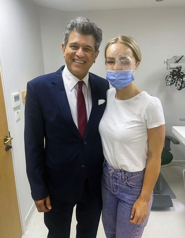 Katie Piper e seu médico (Foto: Reprodução/Instagram)