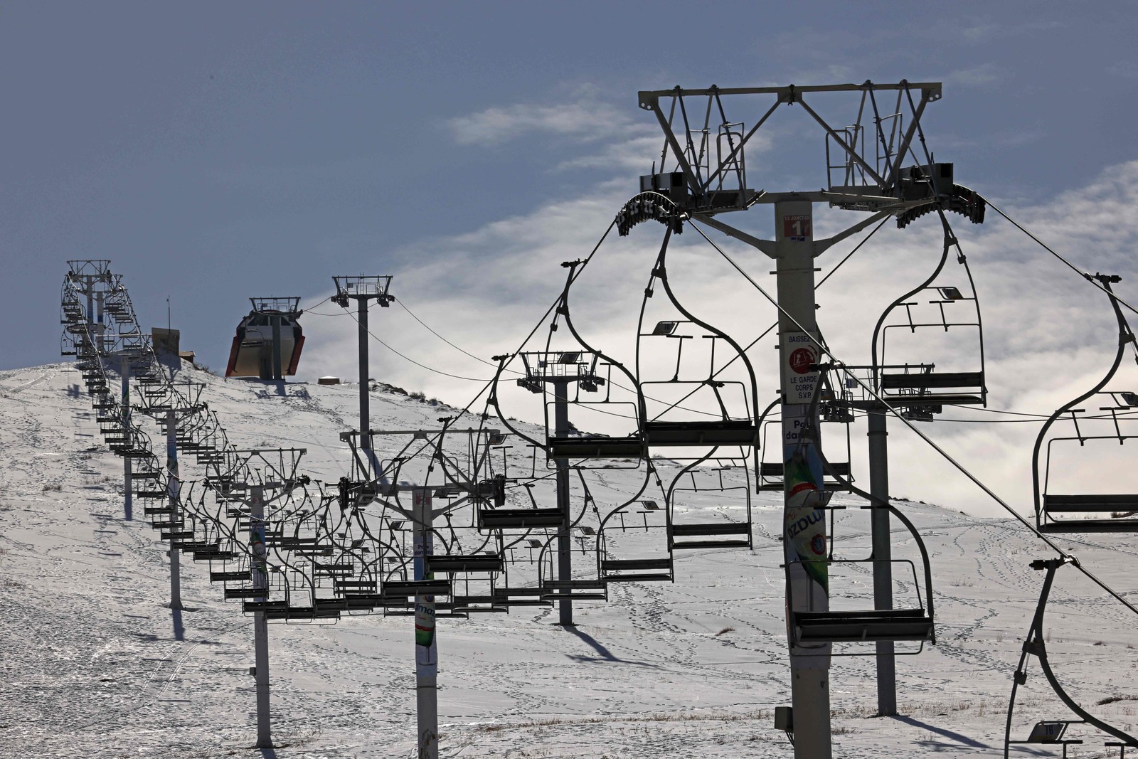 Teleférico é visto vazio na estação de esqui Mzaar, fechada devido à falta de neve, a nordeste de Beirute — Foto: JOSEPH EID / AFP