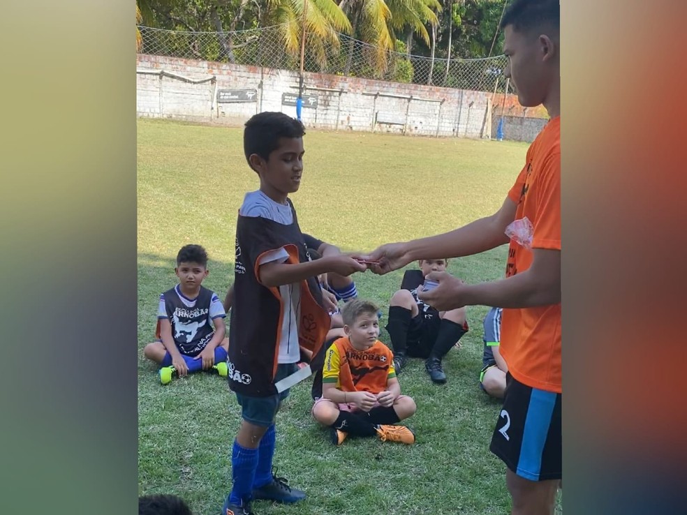 A cada participação nos treinos as crianças da escolinha recebem 5 "Zuzus" por semana, totalizando 20 "Zuzus" por mês, para serem trocados por alimentos. — Foto: Arquivo pessoal