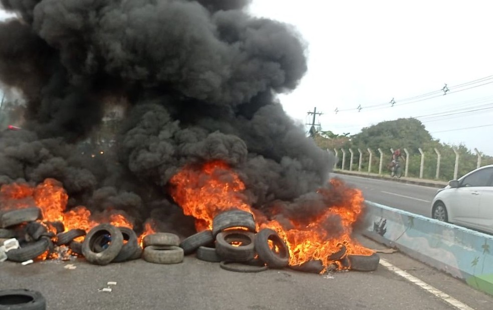 Protesto na ponte que liga Aracaju à Barra dos Coqueiros (SE). — Foto: Marcos Cabral