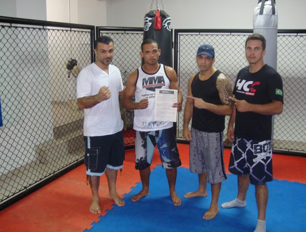 Os promotores do HCC e o lutador Renato Amorim (ao centro), após assinatura de contrato com o evento capixaba de MMA (Foto: Divulgação/Haidar Capixaba Combat)
