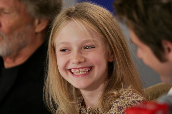 Dakota Fanning já era um sucesso quando passou a usar aparelho, em 2005 (Foto: Getty Images)