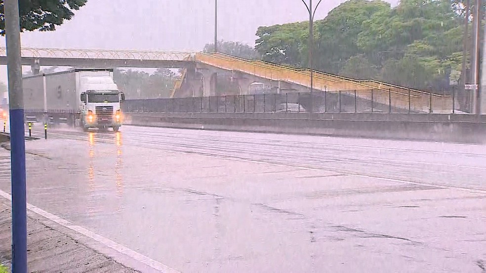 Rodovia Presidente Dutra amanheceu com chuva nesta quinta-feira (14) — Foto: Reprodução/TV Globo