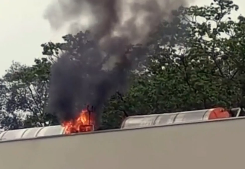 Incêndio na lavanderia do Hospital Manoel de Abreu mobiliza bombeiros em Bauru — Foto: Reprodução/TV TEM