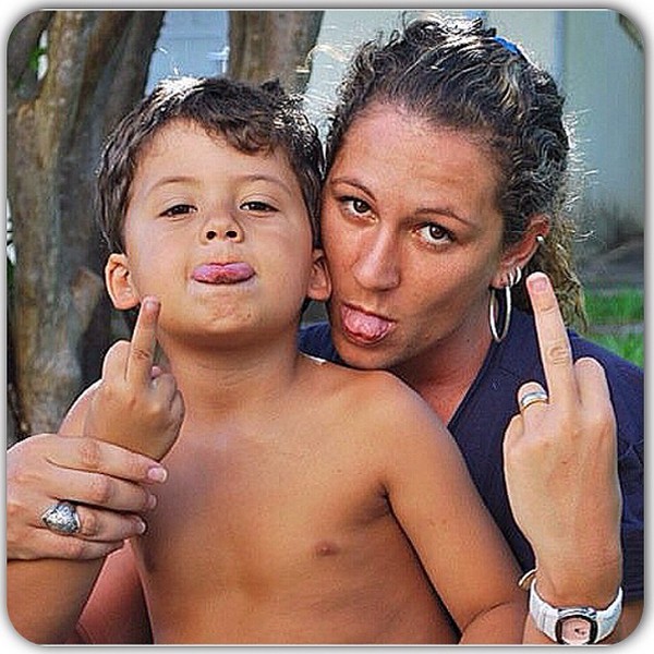 Juliana Camatti, esposa do ator Mário Frias, com o enteado Miguel, filho do relacionamento com Nívea Stelmann (Foto: Reprodução / Instagram)