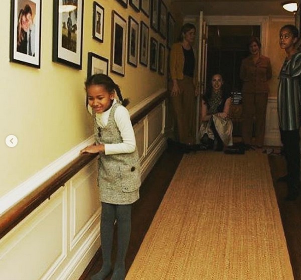 A jornalista Jenna Bush Hager, filha de George Bush, mostrando a Casa Branca para Sasha e Malia Obama, filhas de Barack Obama (Foto: Instagram)