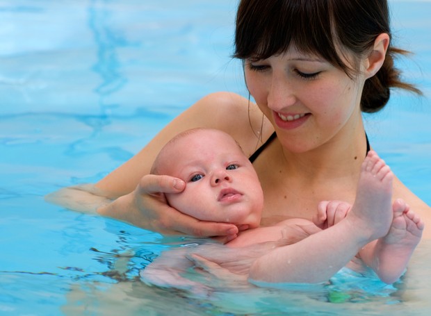 Nadar com o bebê fortalece o vínculo (Foto: Thinkstock)