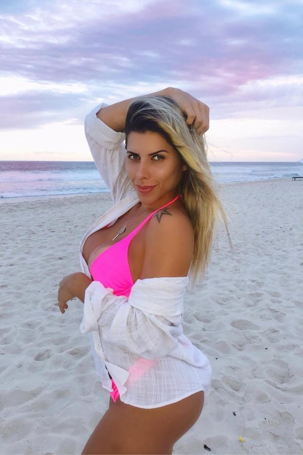 Ana Paula Minerato posa com biquini neon (Foto: Reprodução/ Instagram )