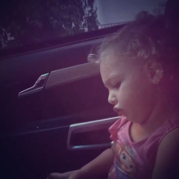 Brenda solta a voz no carro (Foto: Reprodução/ Instagram)