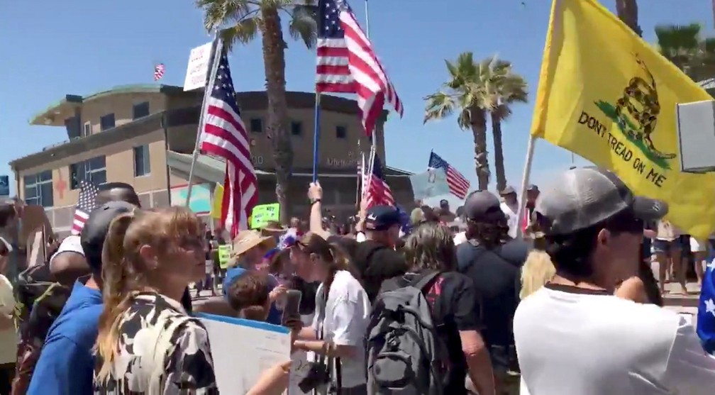 Manifestantes protestam contra medidas de isolamento social em San Diego, nos EUA, no domingo (26) — Foto: Kelly Neill via Reuters