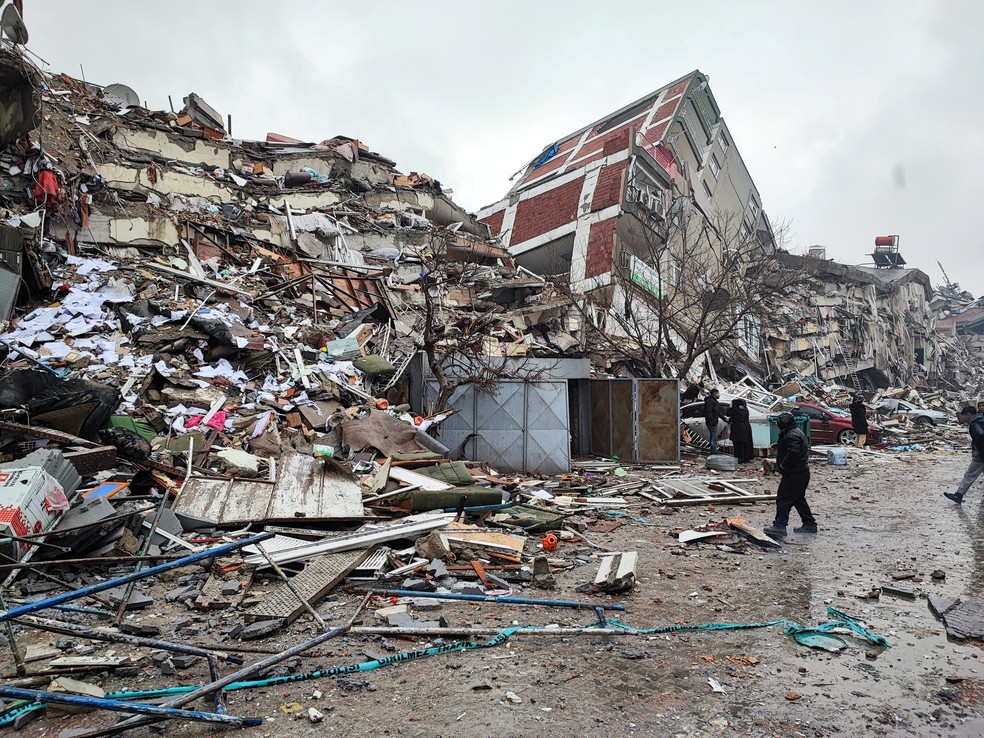 Prédios destruídos após terremoto em Kahramanmaras, Turquia, nesta segunda-feira (6) — Foto: Ihlas News Agency (IHA) via Reuters