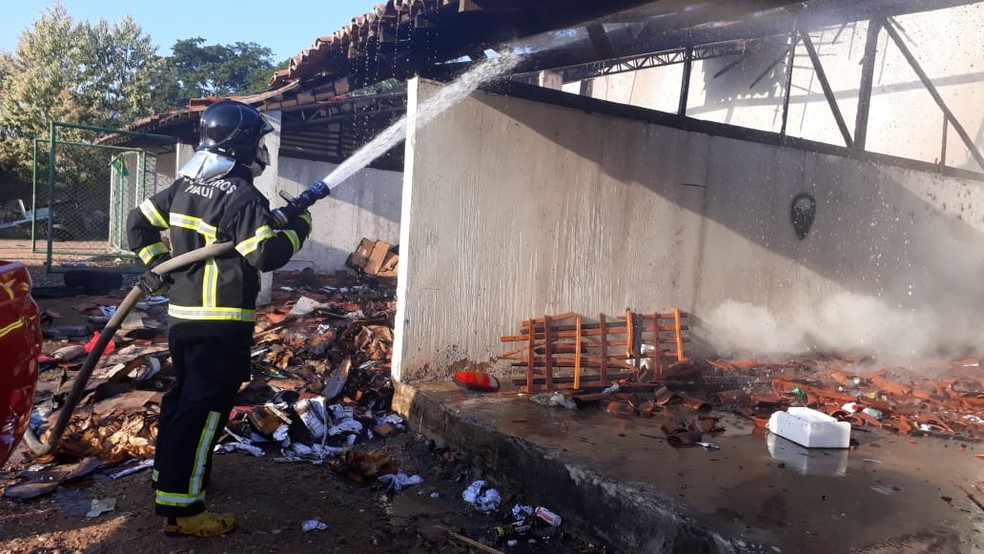 IncÃªndio atingiu local que abriga lixo reciclÃ¡vel no Parque Lagoas do Norte, em Teresina â€” Foto: Corpo de Bombeiros/ DivulgaÃ§Ã£o