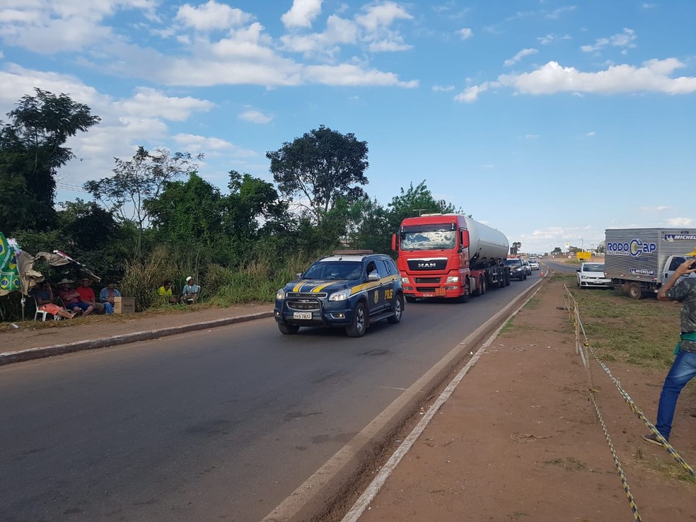 Comboio de caminhÃµes-tanque vazios passaram pelo bloqueio escoltado (Foto: PRF-MT/ DivulgaÃ§Ã£o)