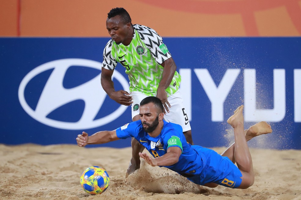 Bruno Xavier disputa bola com o nigeriano Igudia — Foto: Hector Vivas/Getty Images