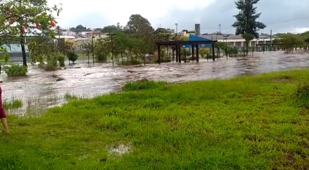 Pontos de alagamento em Pardinho (SP) após rompimento de barragem pela chuva — Foto: Mayla Rodrigues/TV TEM