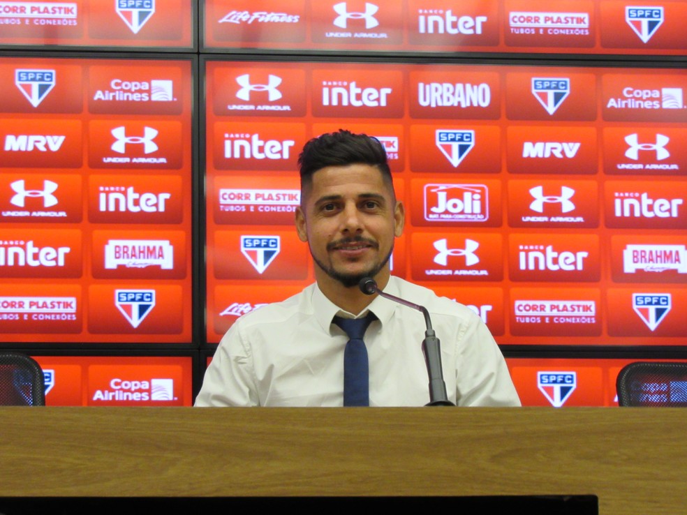Cicinho na entrevista em que anunciou o encerramento de sua carreira (Foto: Leandro Canônico)