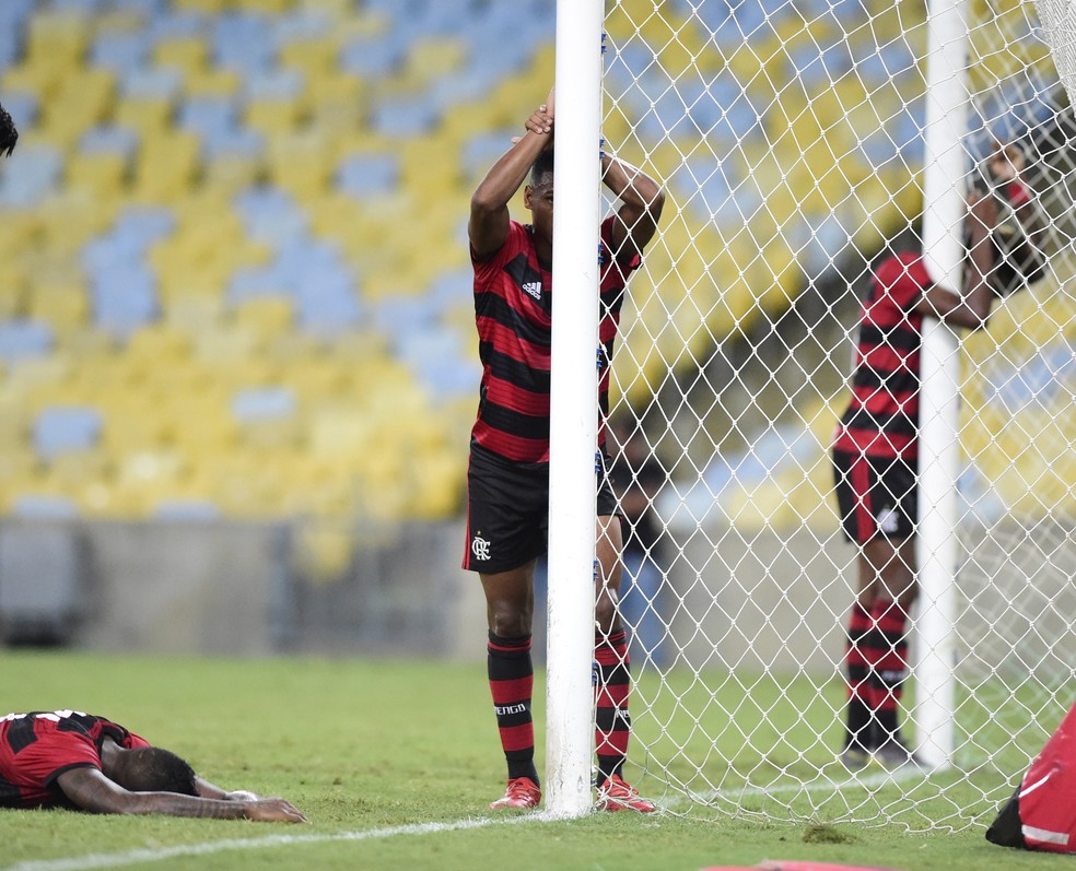 Rodinei, Vitinho e Bruno Henrique lamentam chance perdida em Vasco x Flamengo &mdash; Foto: Andr&eacute; Dur&atilde;o