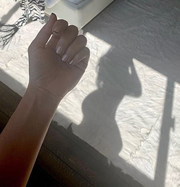 Sombra de Kourtney Kardashian gerou rumores de gravidez (Foto: Reprodução)