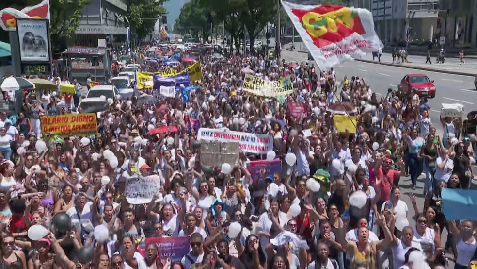 Multidão manifesta pedindo piso salarial para a enfermagem no Centro do Rio — Foto: Reprodução/TV Globo