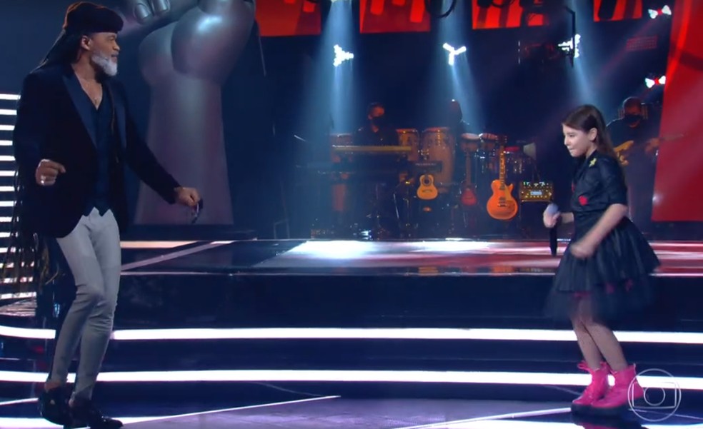 Sofia dança com Carlinhos Brown no palco do The Voice — Foto: Reprodução TV