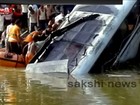 Oito crianças morrem após ônibus escolar cair em canal na Índia