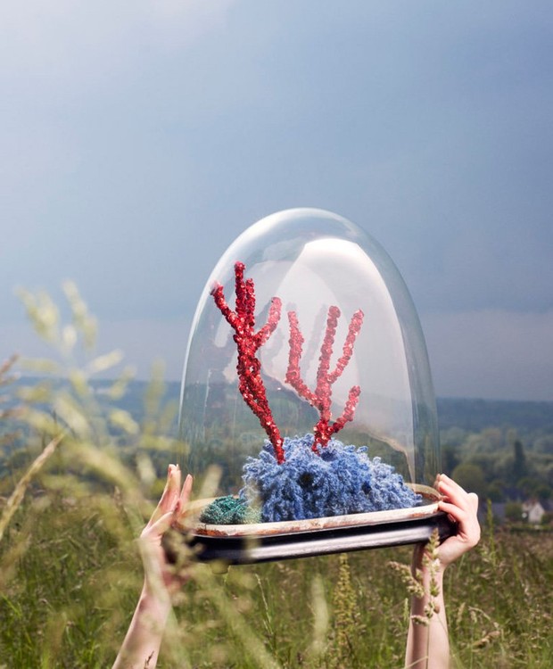 A artista plástica francesa Aude Bourgine Honor cria esculturas inspiradas em corais a partir de restos de tecidos, miçangas e lantejoulas para chamar a atenção sobre a necessidade de cuidarmos dos oceanos (Foto: Aude Bourgine Honor/Reprodução)