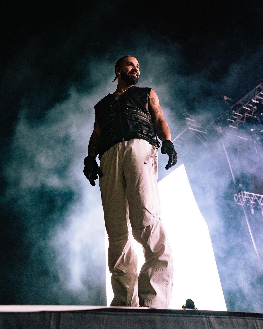 Drake recebe críticas após fazer show curto no Lollapalooza Argentina e proibir transmissão ao vivo da apresentação