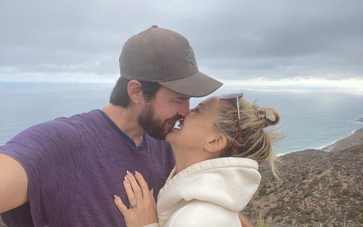 Kate Hudson anuncia noivado com músico após quatro anos de namoro