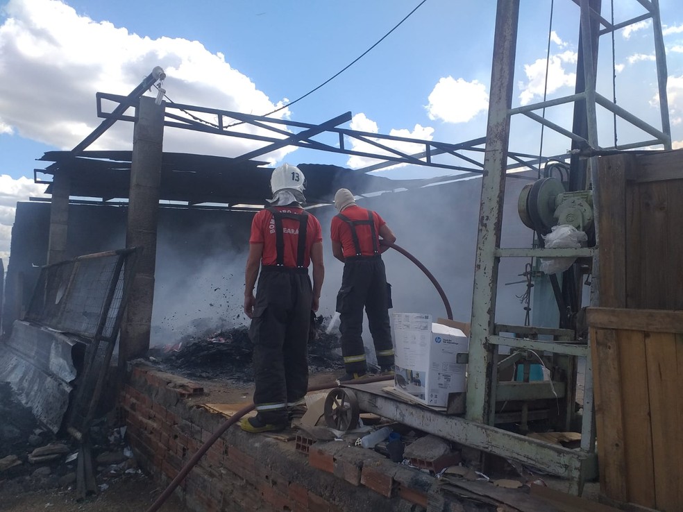 Equipe do Corpo de Bombeiros debelou o incêndio na fábrica de reciclagem — Foto: Divulgação