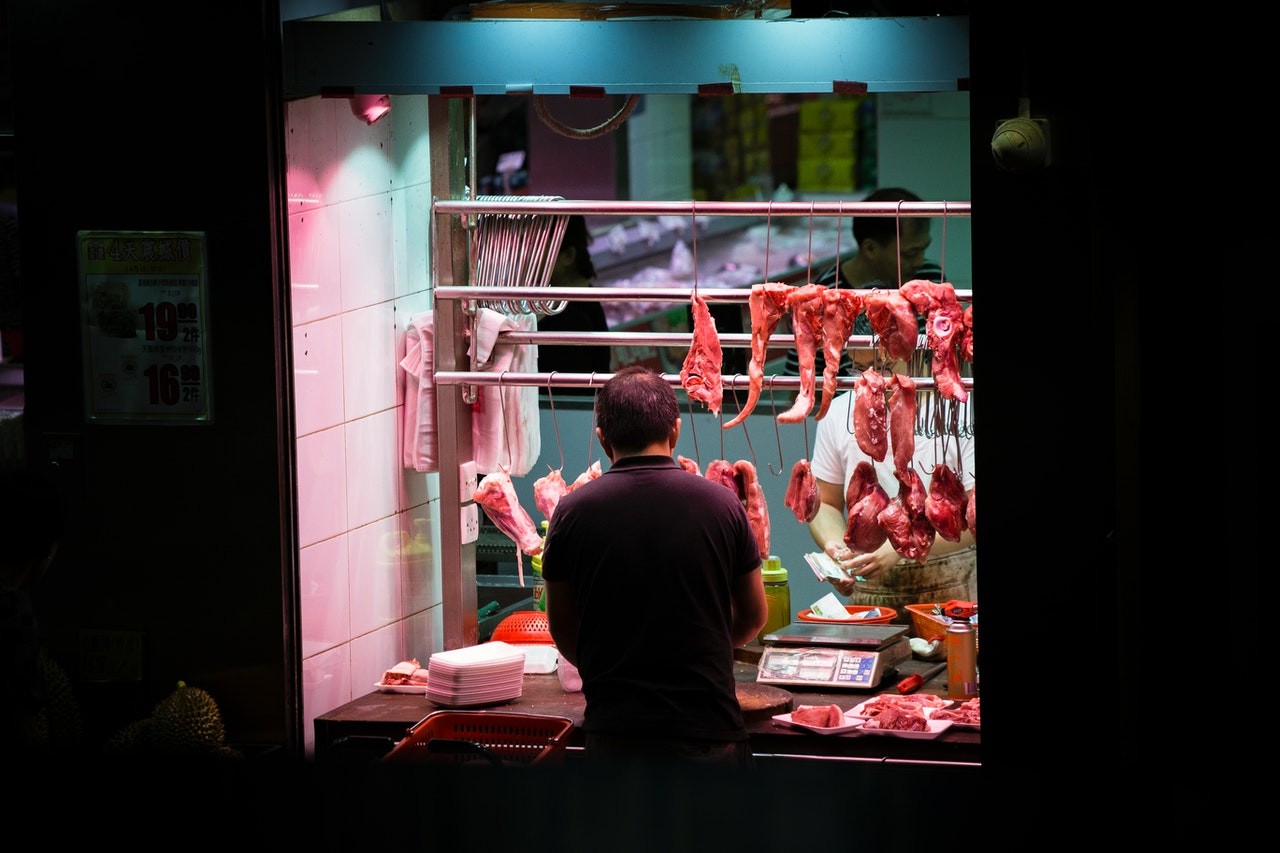  De acordo com a pesquisa, ainda, outro fator também pode influenciar a probabilidade de contaminação dos produtos bovinos: o tipo de instalação de processamento da carne (Foto: Jimmy Chan/Pexels)