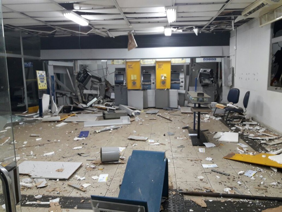 Agncia ficou destrida aps exploso de dois caixas eletrnicos (Foto: Polcia Militar de MT)