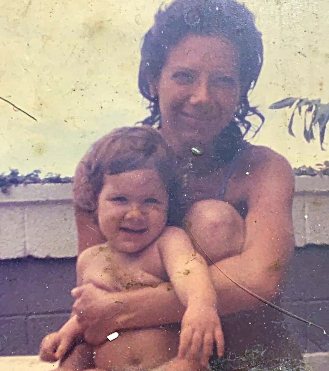 Gio Ewbank posta foto antiga com a mãe (Foto: Reprodução Instagram @gioewbank)