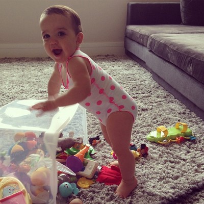 Helena, 10 meses, se divertindo na sala de casa (Foto: Reprodução/Instagram)