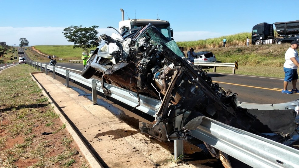 Mulher morre em acidente com três carros na SP-294 em Jaú  — Foto: Luiz Andretto/Divulgação