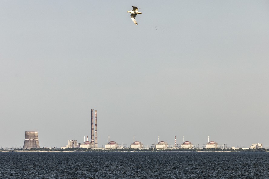 A usina nuclear de Zaporíjia vista do outro lado do rio Dnipro