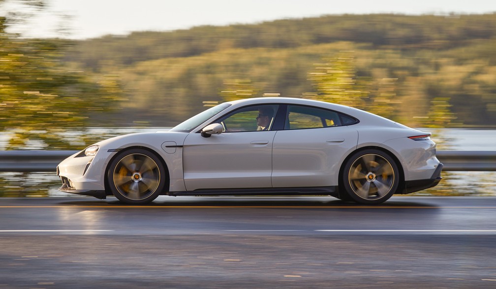 Mesmo com 2.300 kg, Porsche Taycan Turbo S é ágil em curvas, mesmo em estradas estreitas — Foto: Divulgação