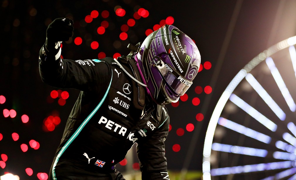 Após uma corrida disputada, Lewis Hamilton comemora a vitória no GP do Bahrein de 2023 — Foto: Dan Istitene/F1 via Getty Images