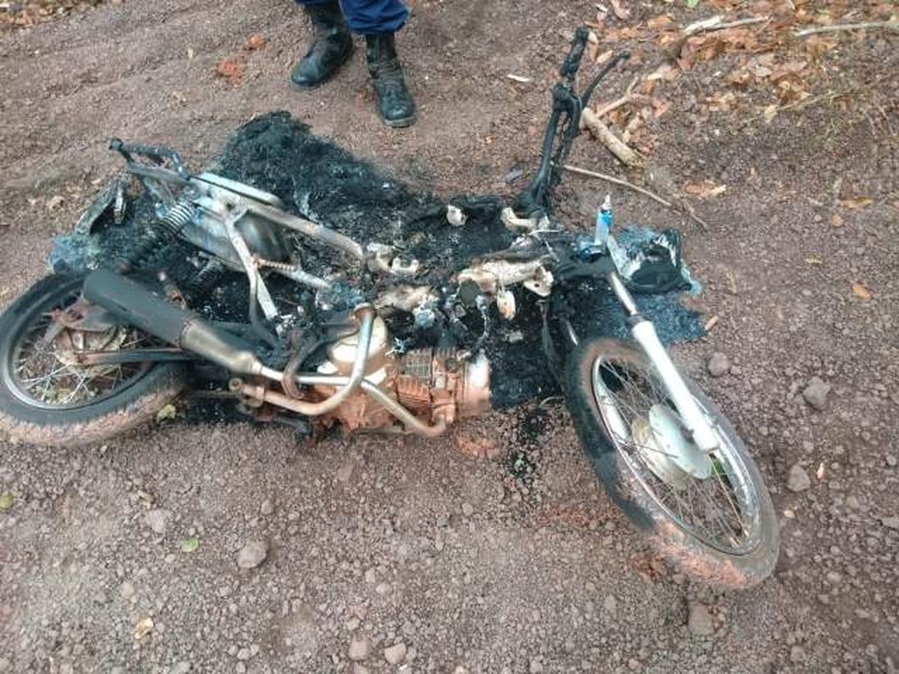 Moto da vítima foi encontrada incendiada em José de Freitas — Foto: Divulgação/Polícia Civil
