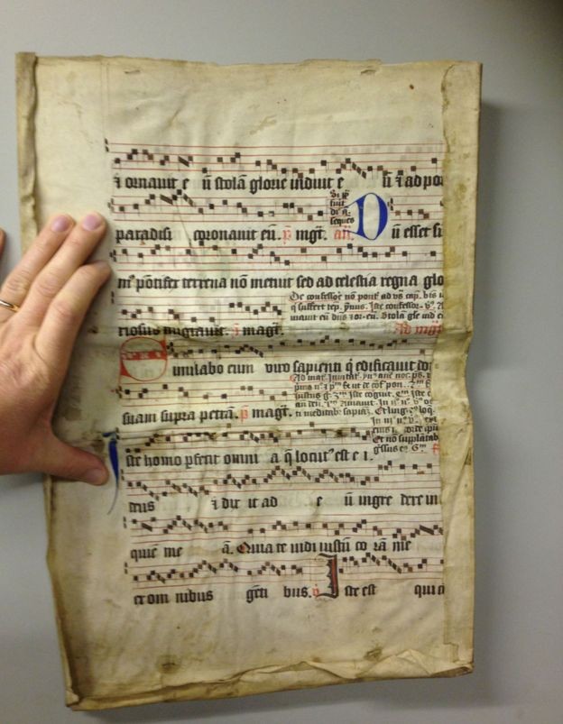 Velhos manuscritos católicos como este eram usados para fazer capas de livros (Foto: Kaare Lund Rasmussen/SDU via BBC)