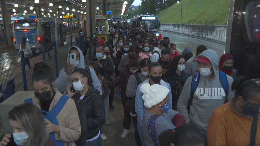 Terminais de ônibus têm lotação e filas de espera após atrasos no início da operação  — Foto: Reprodução/TV Globo