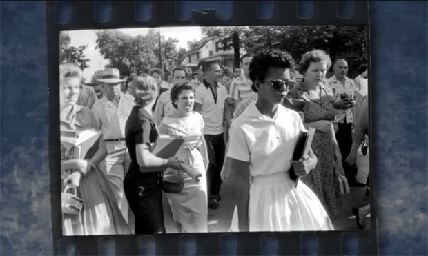 Elizabeth (à frente) e Hazel em foto feita por Will Counts em 4 de setembro de 1957 (Foto: Reprodução / YouTube / Yale Press)