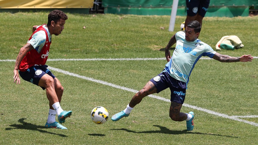 Marcos Rocha e Dudu durante treino do Palmeiras na Academia de Futebol — Foto: Cesar Greco/Palmeiras