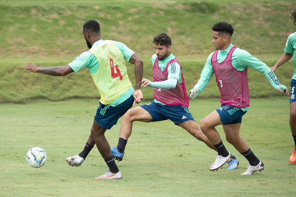 Gomes, � direita, disputa a bola em treino do Flamengo � Foto: Alexandre Vidal / Flamengo
