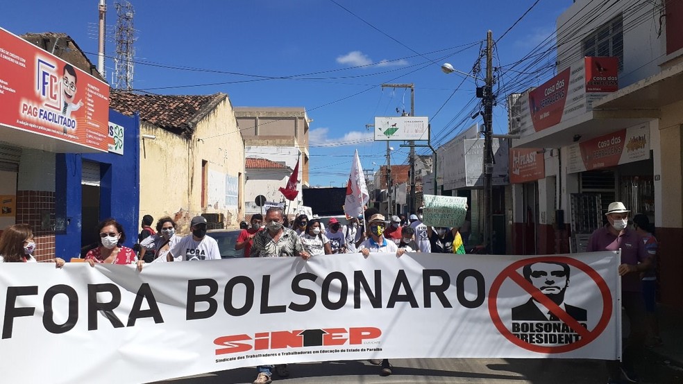 [Cajazeiras - PB, 03/07, 10h15] Em Cajazeiras, manifestantes saíram da Praça da Prefeitura e seguiram pelo Centro da cidade.  — Foto: Arquivo pessoal