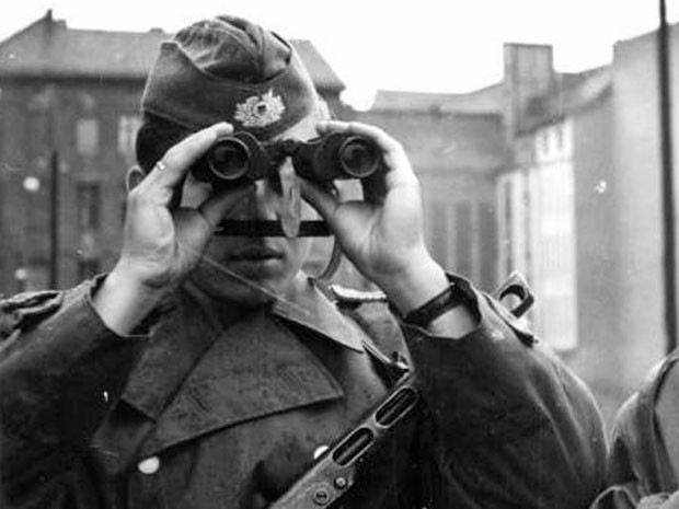Soldado oriental vigia a construção do Muro de Berlim  (Foto: Stöhr/Deutsches Bundesarchiv)