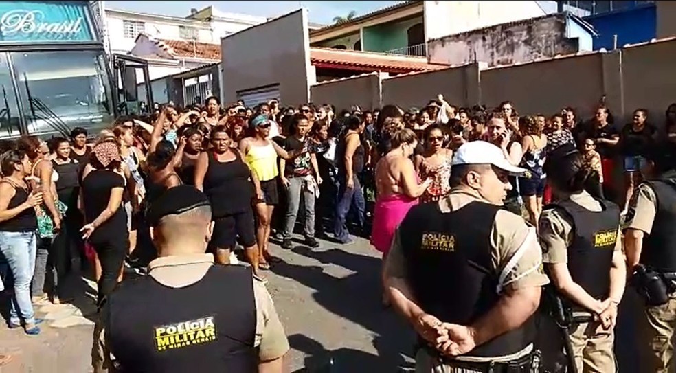 Manifestantes se reuniram na entrada da empresa Nestlé em São Lourenço (MG) (Foto: Rogério Brasil/O Popular.net)